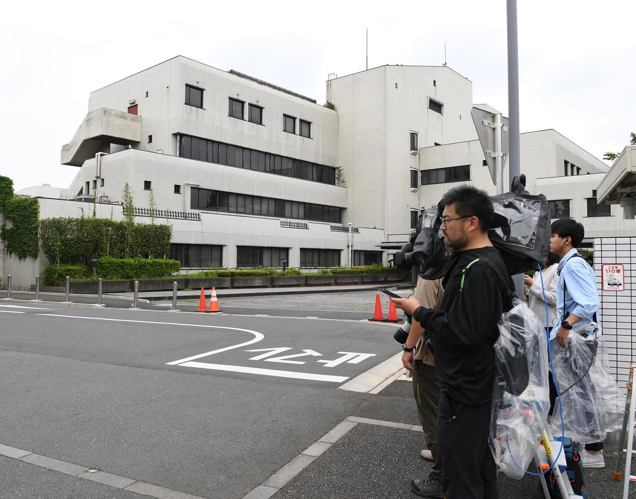 市川猿之助容疑者が入院していた都内病院には大勢の報道陣が駆け付けた（撮影・柴田隆二）