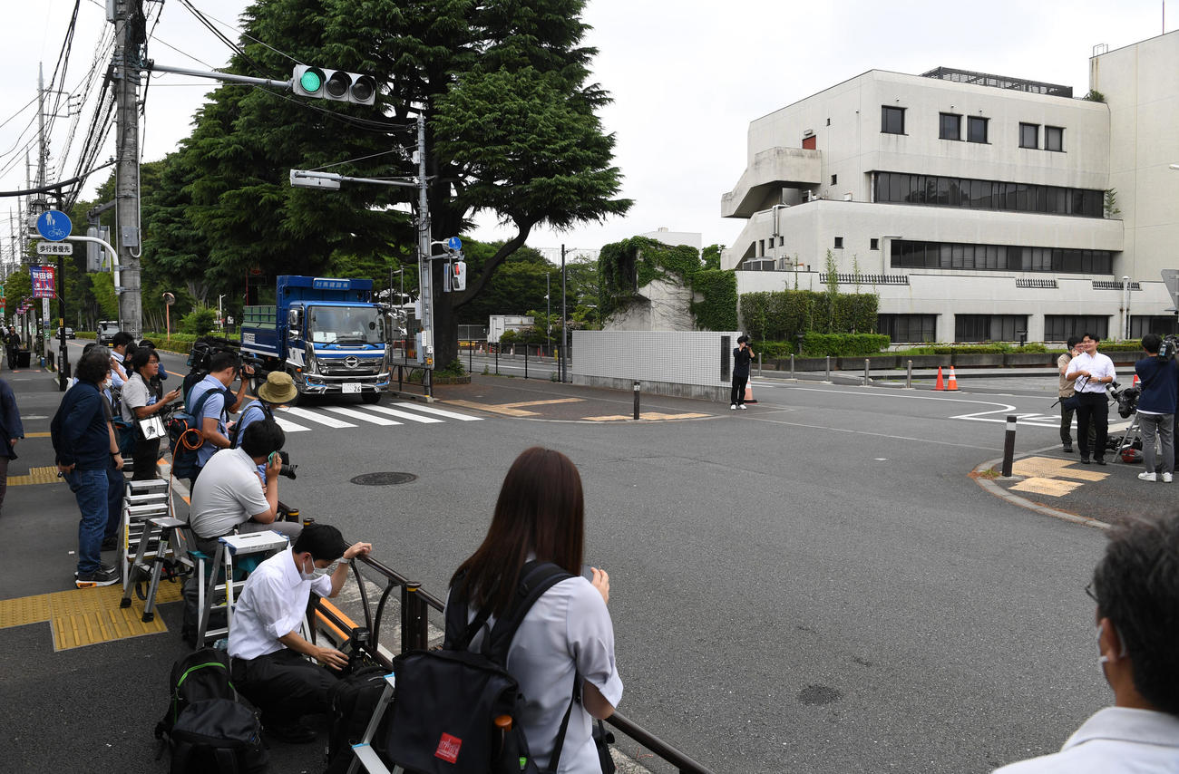市川猿之助容疑者が入院していた都内病院には大勢の報道陣が駆け付けた（撮影・柴田隆二）