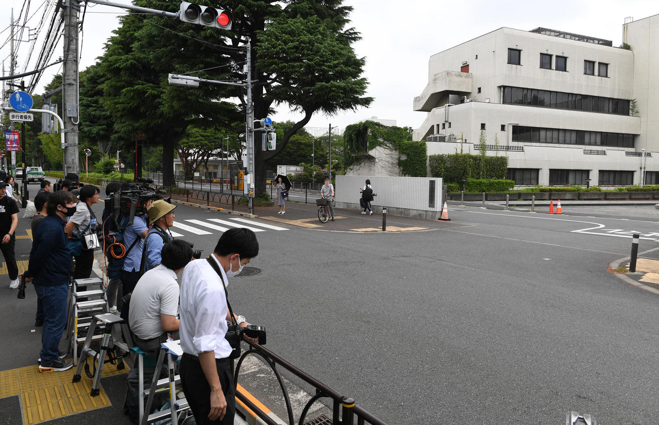 市川猿之助容疑者が入院していた都内病院には大勢の報道陣が駆け付けた（撮影・柴田隆二）