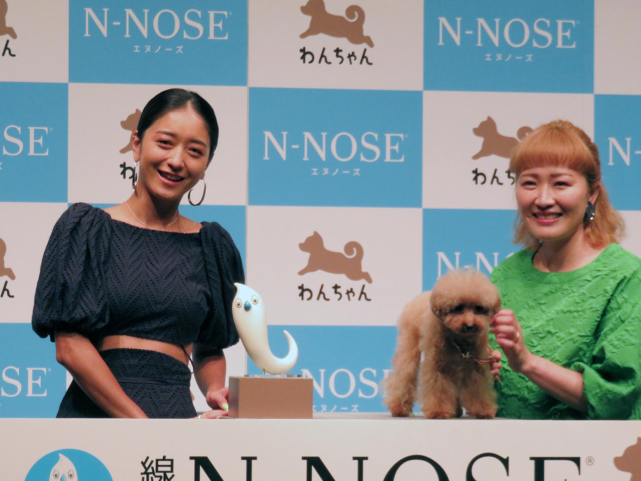 「N－NOSE　わんちゃん」のPRイベントに出席した池田美優（左）と丸山桂里奈