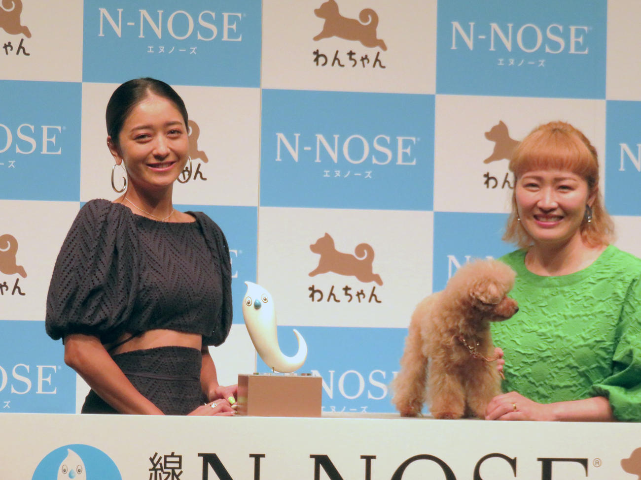 「N－NOSE　わんちゃん」のPRイベントに出席した池田美優（左）と丸山桂里奈