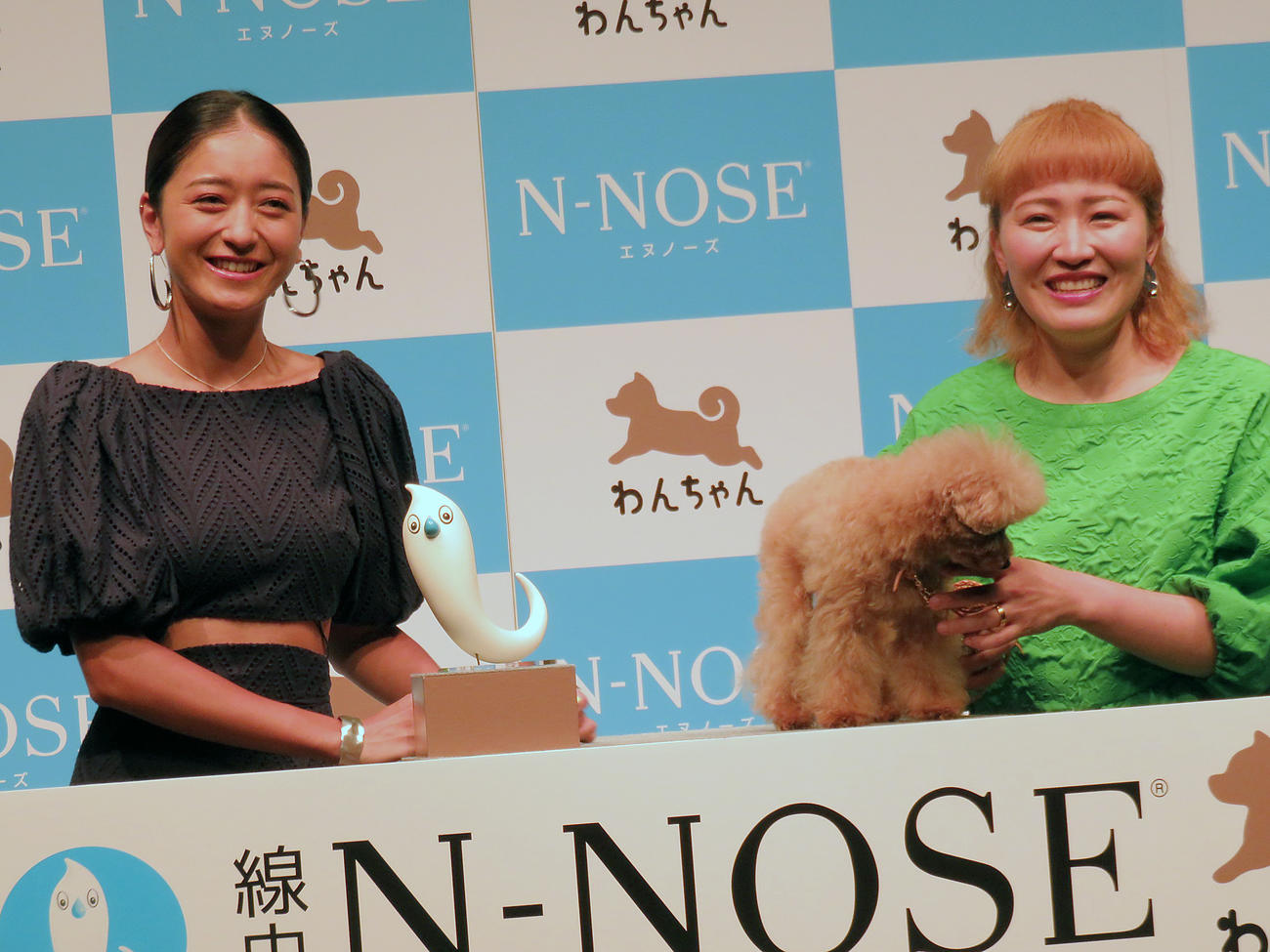 「N－NOSE　わんちゃん」のPRイベントに出席した池田美優（左）と丸山桂里奈
