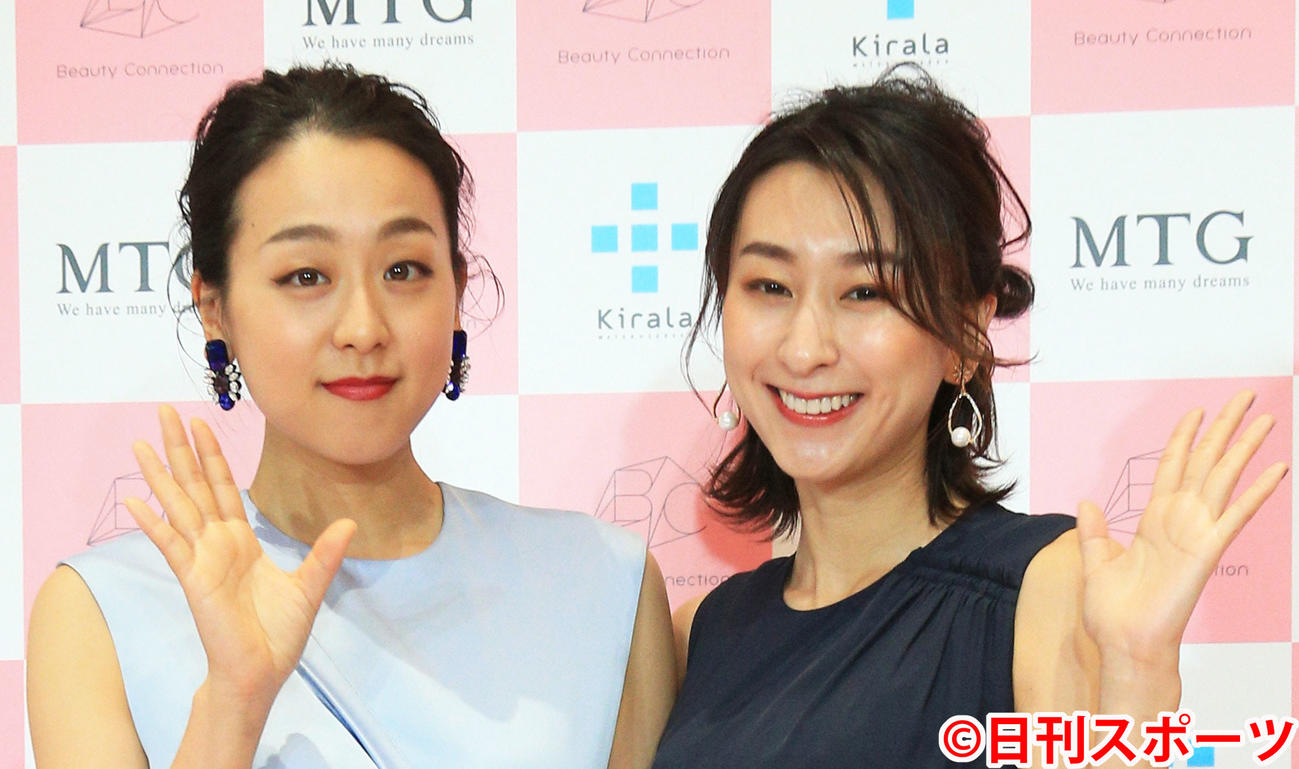 浅田真央さん（左）と浅田舞（2019年11月6日撮影）