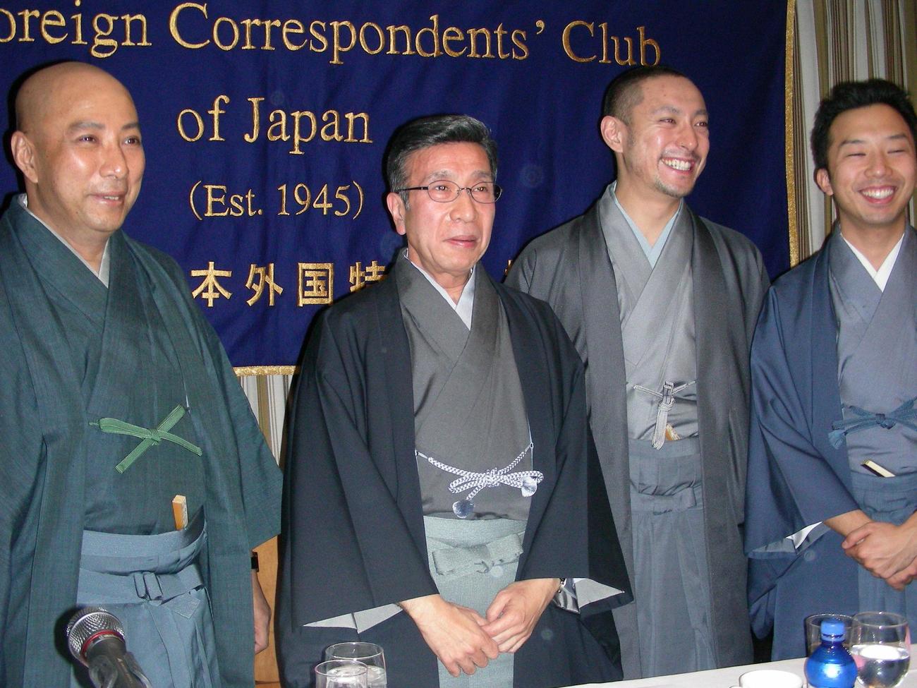 07年3月、日本外国特派員協会に招かれた歌舞伎パリ公演のメンバーたち。左から市川団十郎、市川段四郎、市川海老蔵、市川亀治郎（当時）