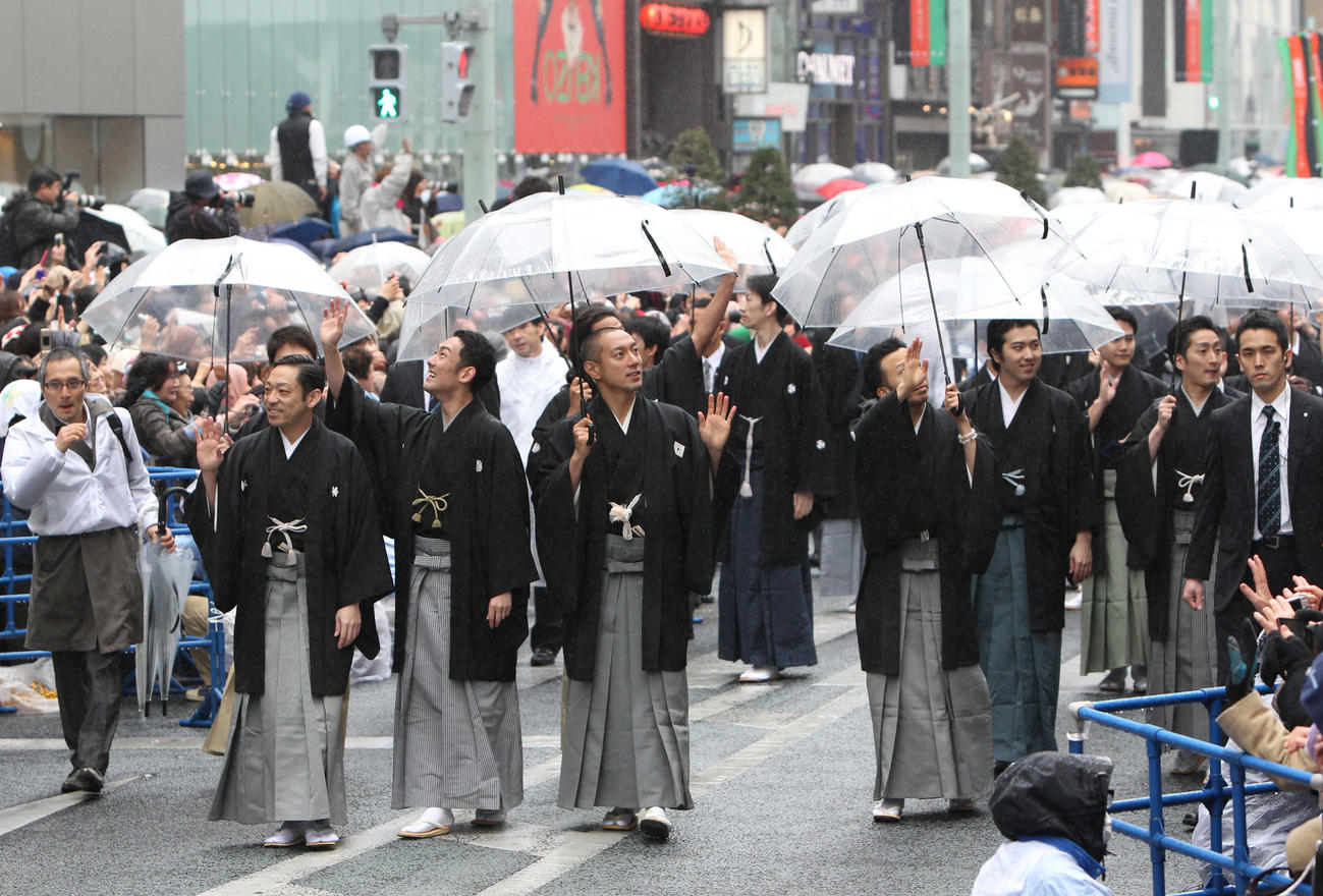 歌舞伎座開場記念パレード「GINZA　花道」　雨の東京・銀座を傘を手にお練りをする、前列左から市川中車、中村勘九郎、市川海老蔵、市川猿之助（2013年3月撮影）