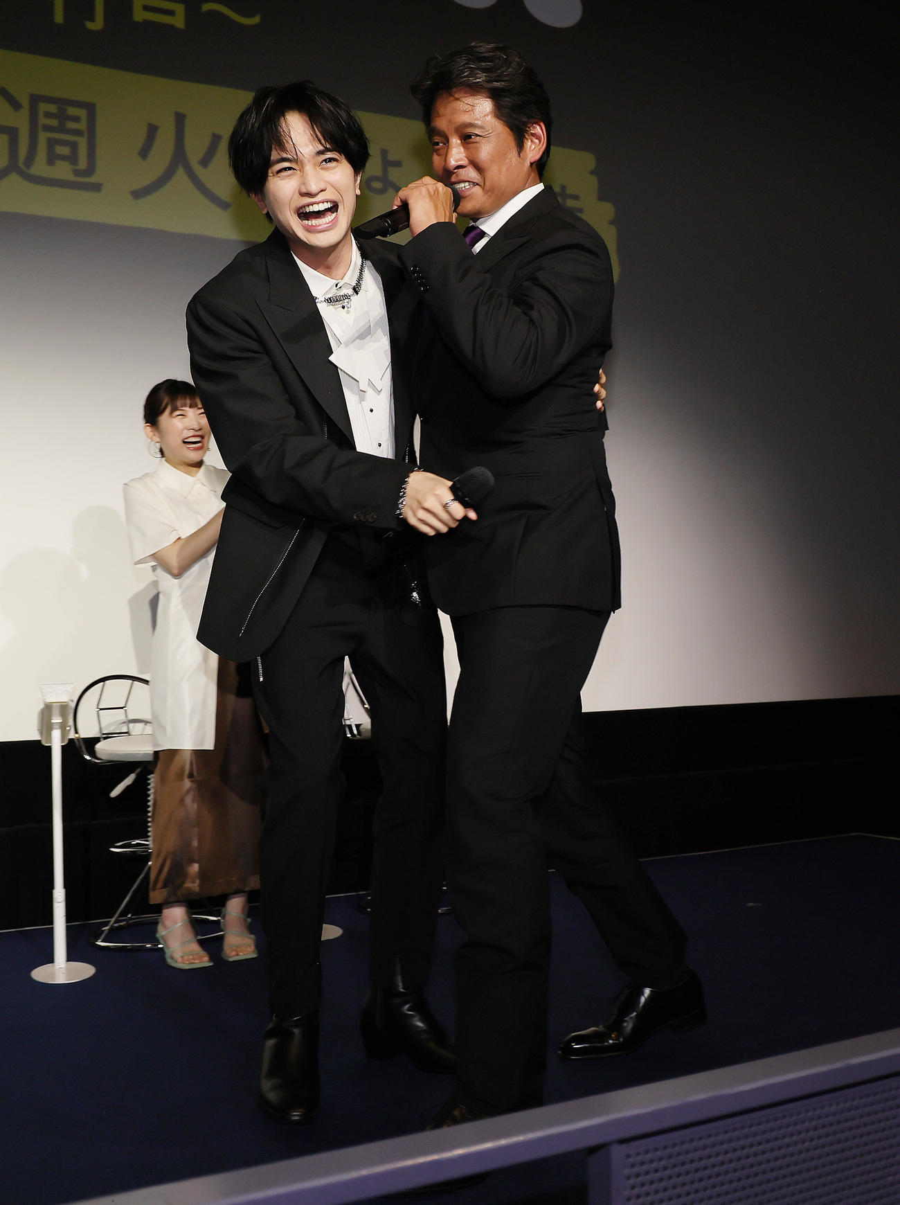 Sexy Zone中島健人（中央）のモノマネを見た織田裕二は思わず舞台袖に連れて行こうとする。左は伊藤沙莉（撮影・足立雅史）