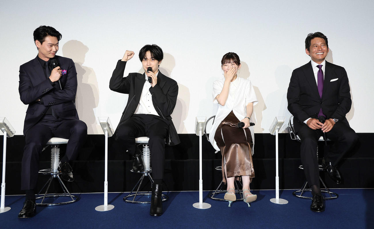 織田裕二（右端）本人の前でモノマネを披露するSexy Zone中島健人（中央左）。同右は伊藤沙莉、左端は笠松将（撮影・足立雅史）