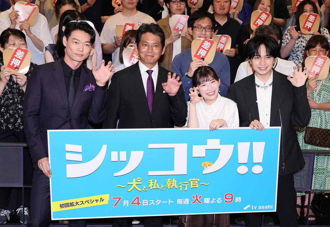 イベントに登場しポーズを決める、左から笠松将、織田裕二、伊藤沙莉、Sexy Zone中島健人（撮影・足立雅史）