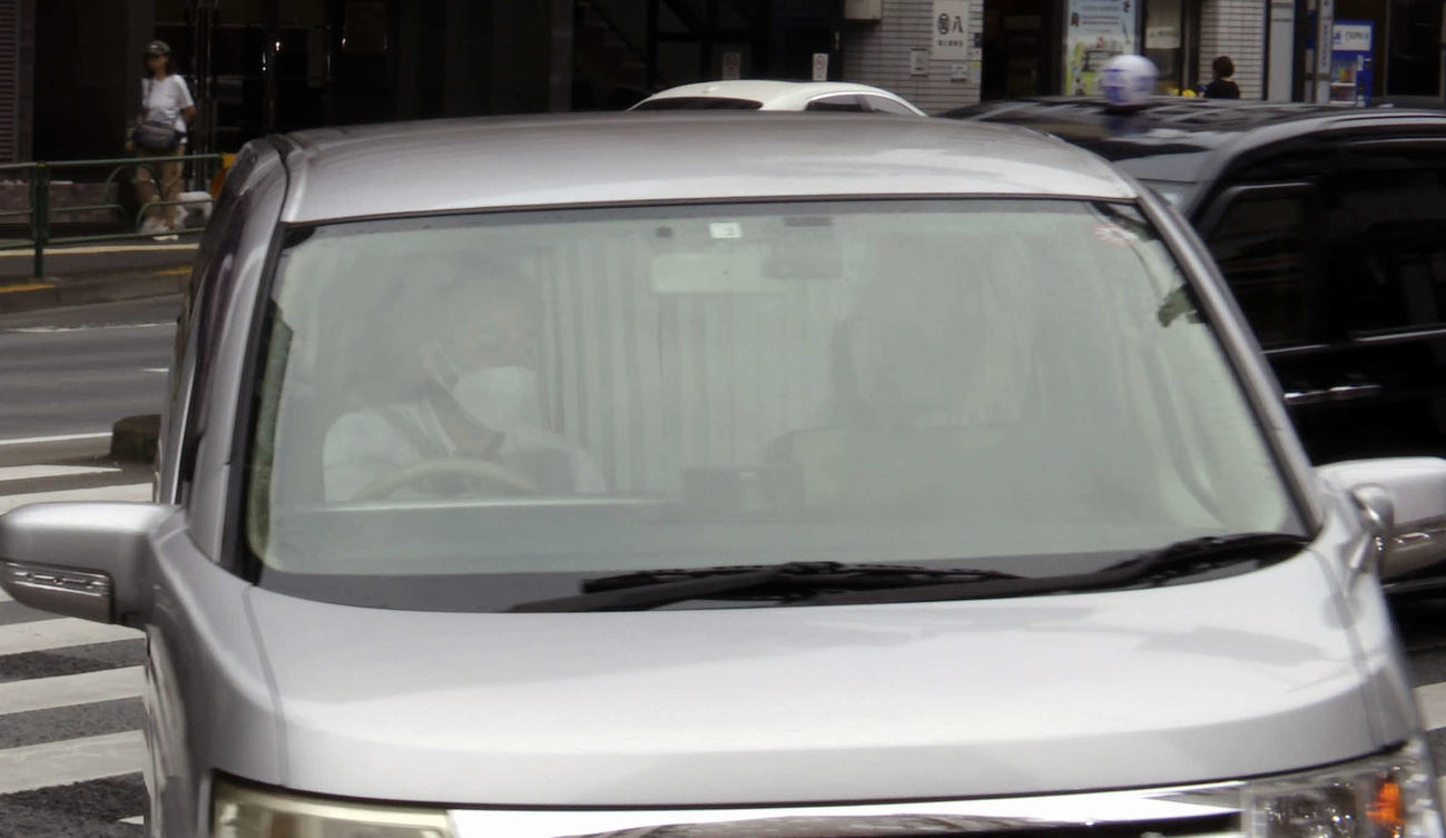 市川猿之助容疑者が乗っているとみられる車は後部座席がカーテンに覆われた状態で警察署に入る（撮影・河野匠）