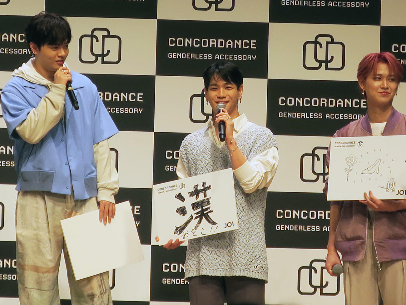 「CONCORDANCE」新CM発表会で将来の夢を語るJO1の豆原一成（中央）。左は鶴房汐恩、右は白岩瑠姫