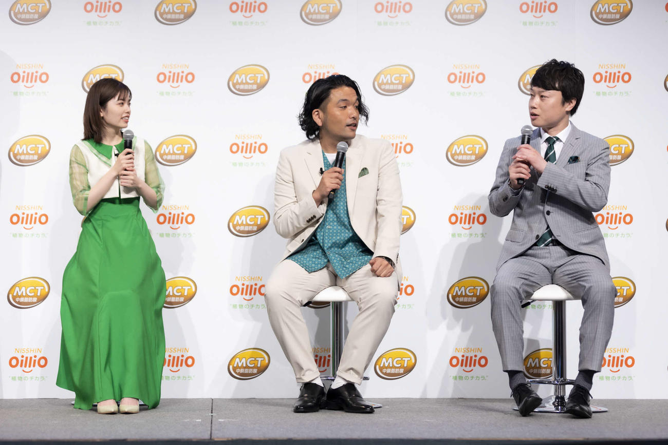 「日清MCTオイル　新CM発表会」に出席した、左から小芝風花、見取り図の盛山晋太郎とリリー