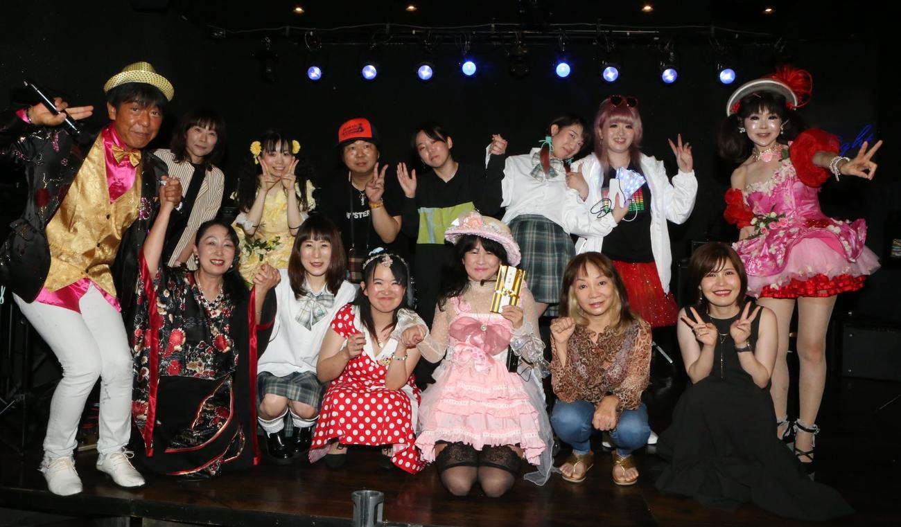 恵中瞳カバー曲選手権「ひとみんナイト8」に出場したメンバー。前列右から2人目が岩井志麻子特別審査員長、右端が恵中瞳
