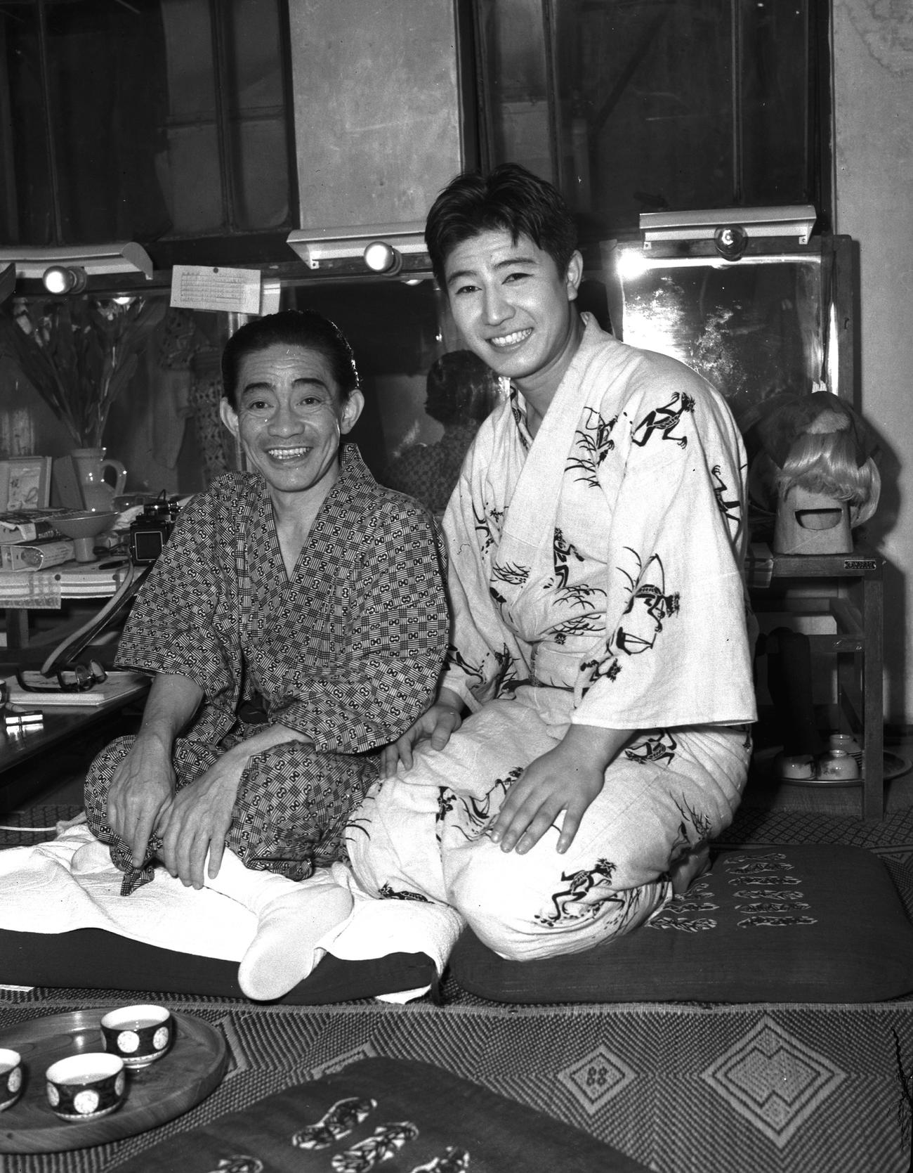 エノケン（左＝榎本健一さん）と柳澤愼一さん（1955年9月撮影）