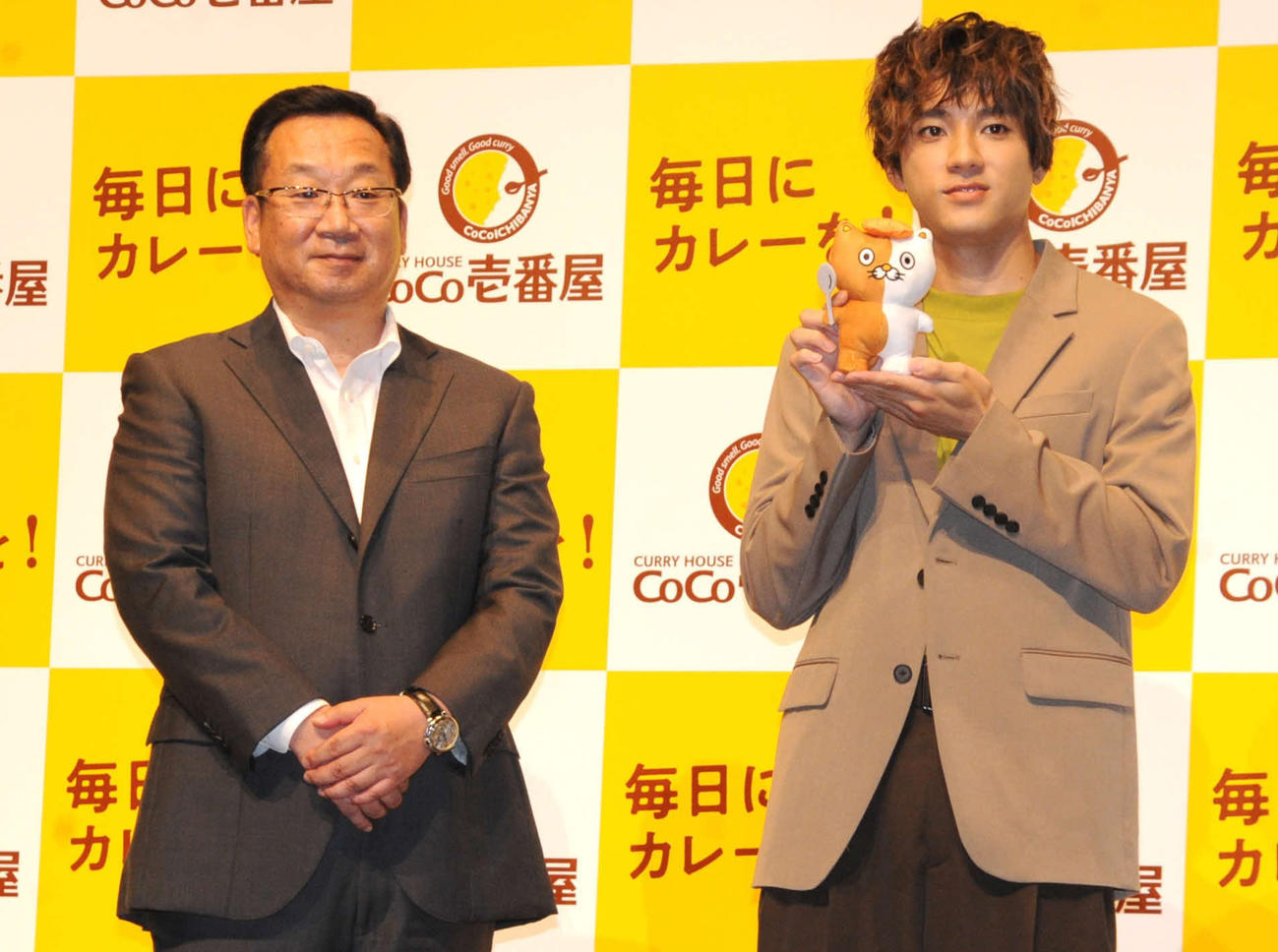 「カレーハウスCoCo壱番屋　アンバサダー就任発表会」に出席した山田裕貴（右）と葛原守社長（撮影・松尾幸之介）