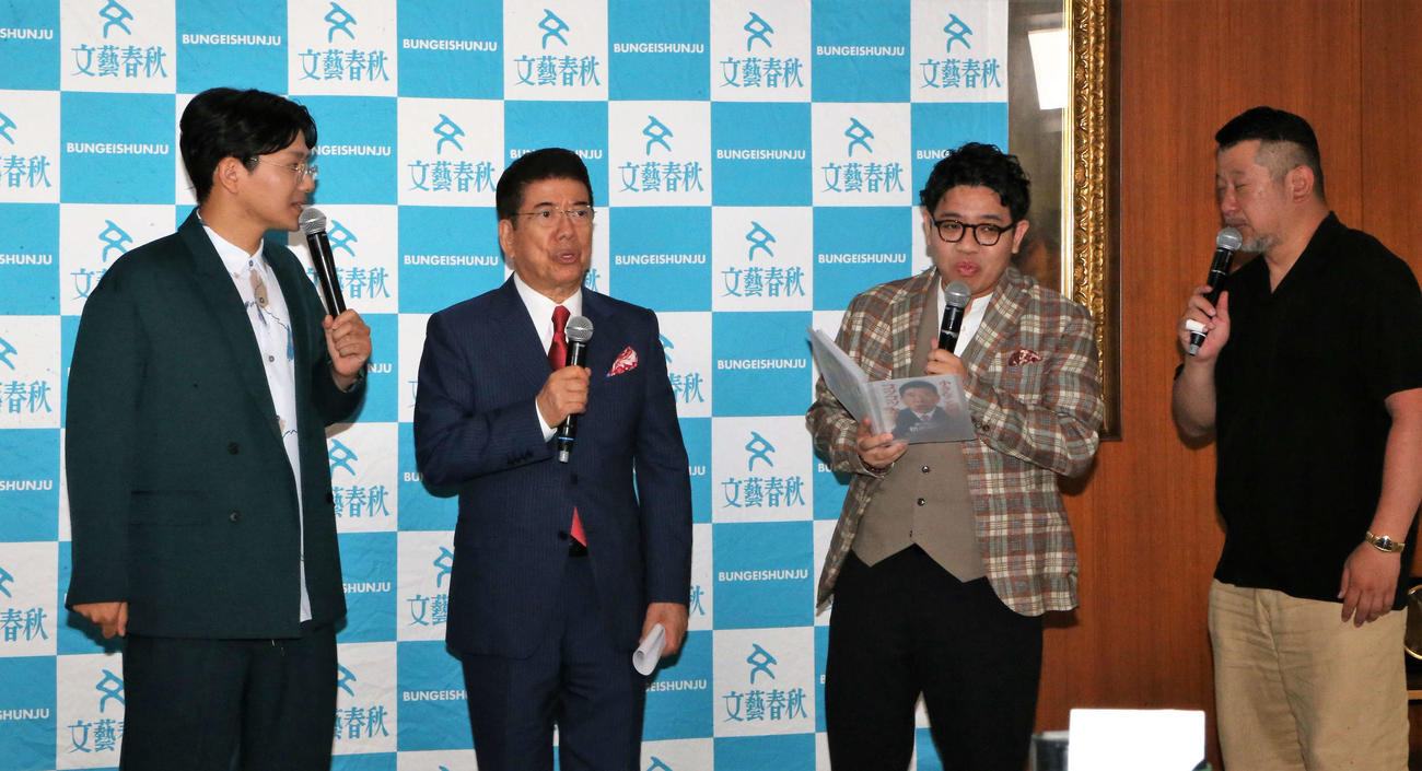 初の自伝「小さなことからコツコツと」発売発表会見に出席する、左からミキ亜生、西川きよし、ミキ昴生、ケンドーコバヤシ