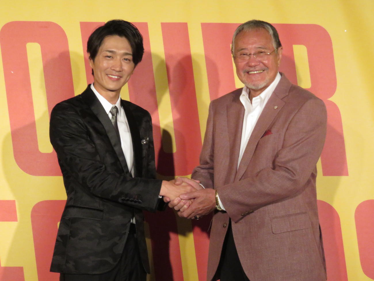 初のコラボイベントを行った吉幾三（右）真田ナオキ
