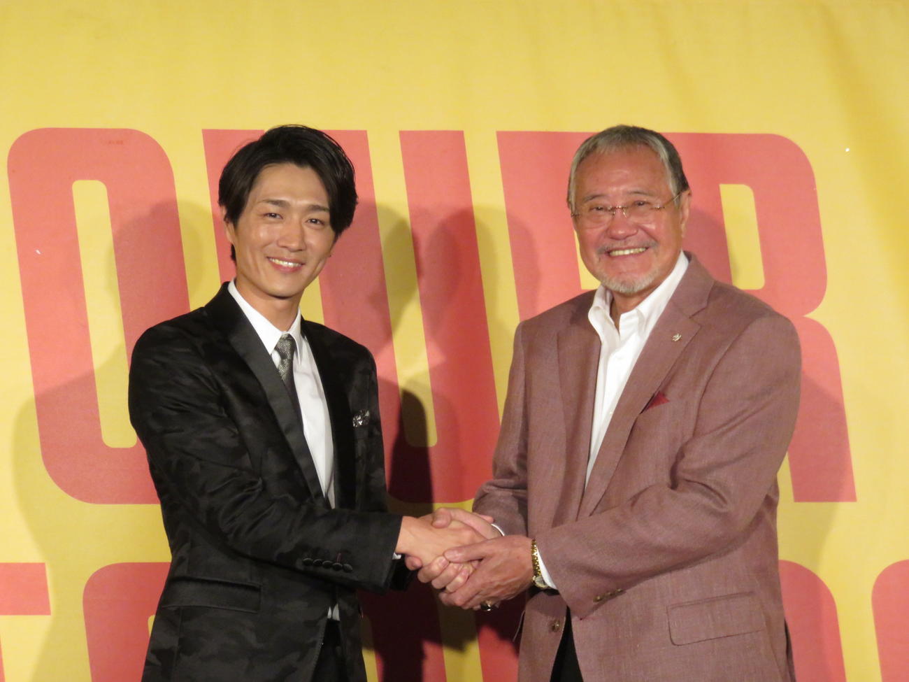 初のコラボイベントを行った吉幾三（右）真田ナオキ