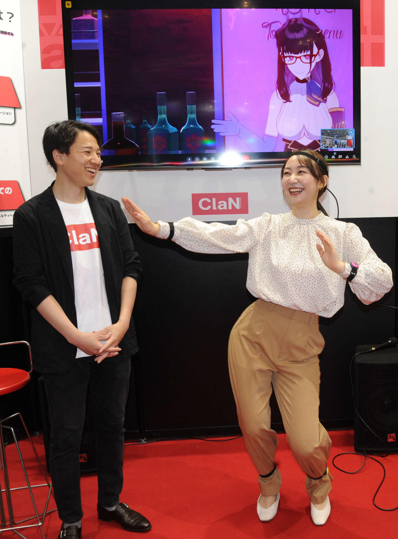 VTuber体験リポートでフラダンスを披露する日本テレビの杉原凛アナウンサー（右）とClaN Entertainmentの大井基行社長。画面内はVTuberの禰好亭（でぃすこてい）めてお（撮影・松尾幸之介）