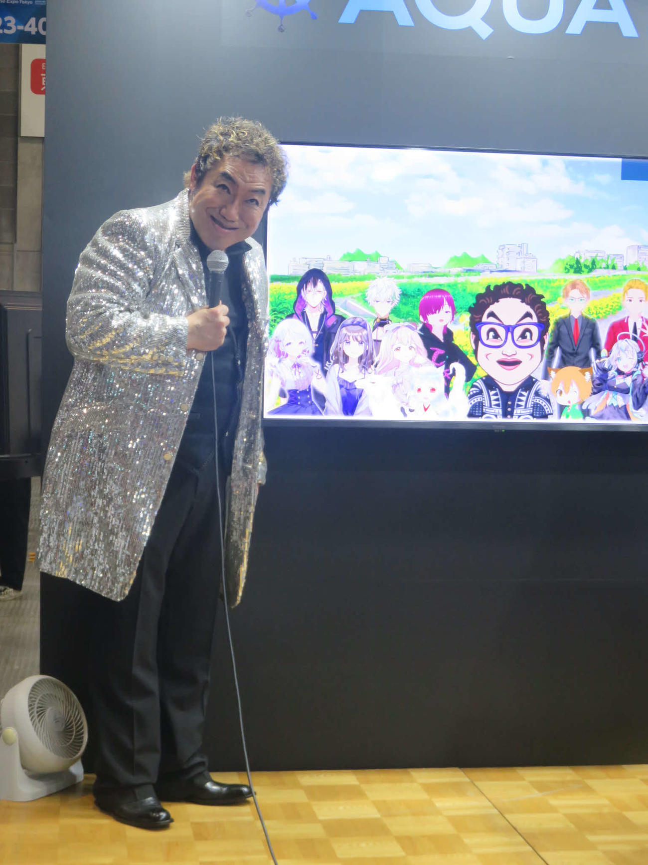 VTubeの画面の横で岩崎宏美の顔まねを披露するコロッケ