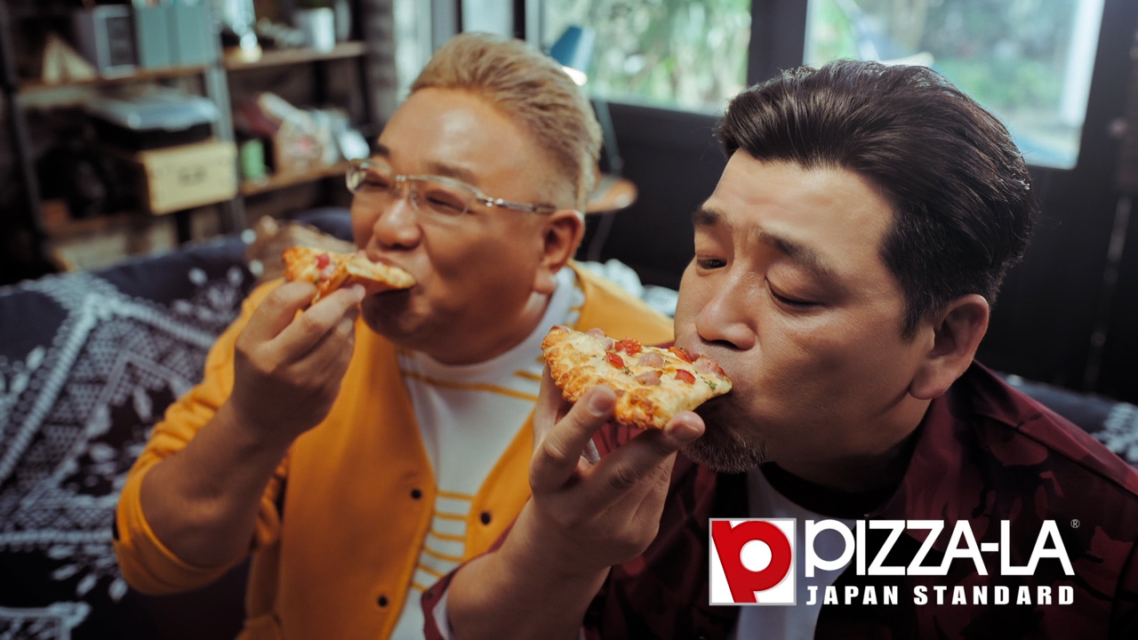 ピザーラの新CMに出演するサンドウィッチマン。左から伊達みきお、富澤たけし