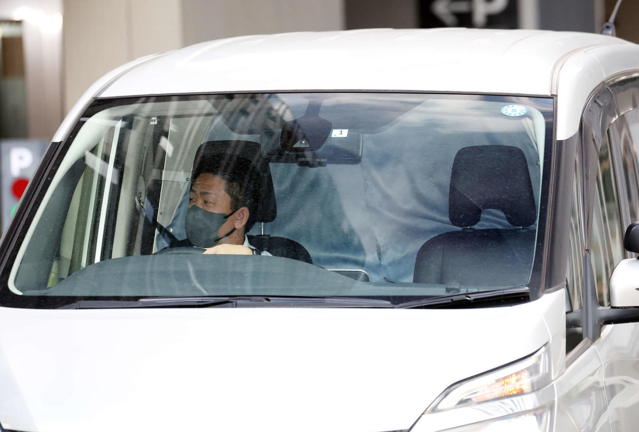 送検される市川猿之助容疑者を乗せた車（撮影・鈴木正人）