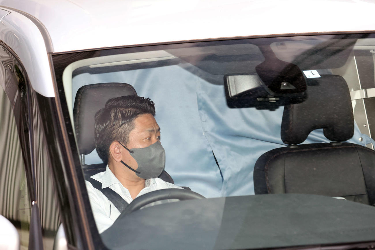 送検される市川猿之助容疑者を乗せた車（撮影・鈴木正人）