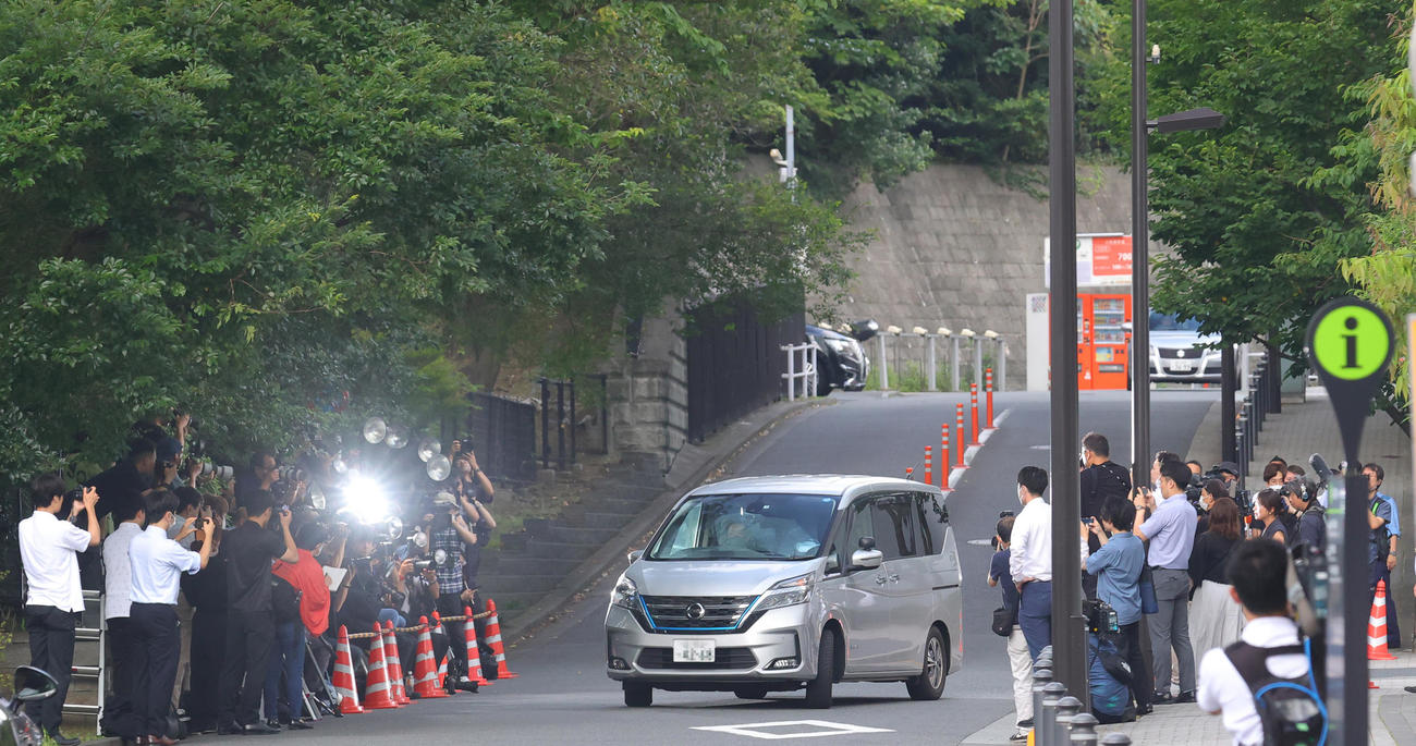 原宿署から送検される市川猿之助容疑者を乗せた車（撮影・野上伸悟）