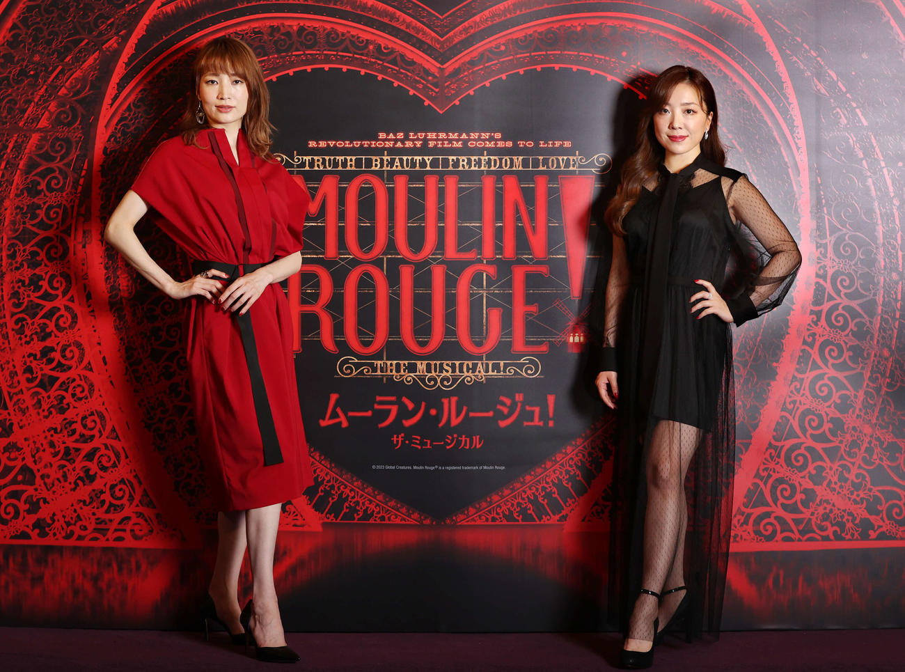 ミュージカル「ムーラン・ルージュ」でWキャストで主演の平原綾香（右）と望海風斗はポーズを決める（撮影・浅見桂子）