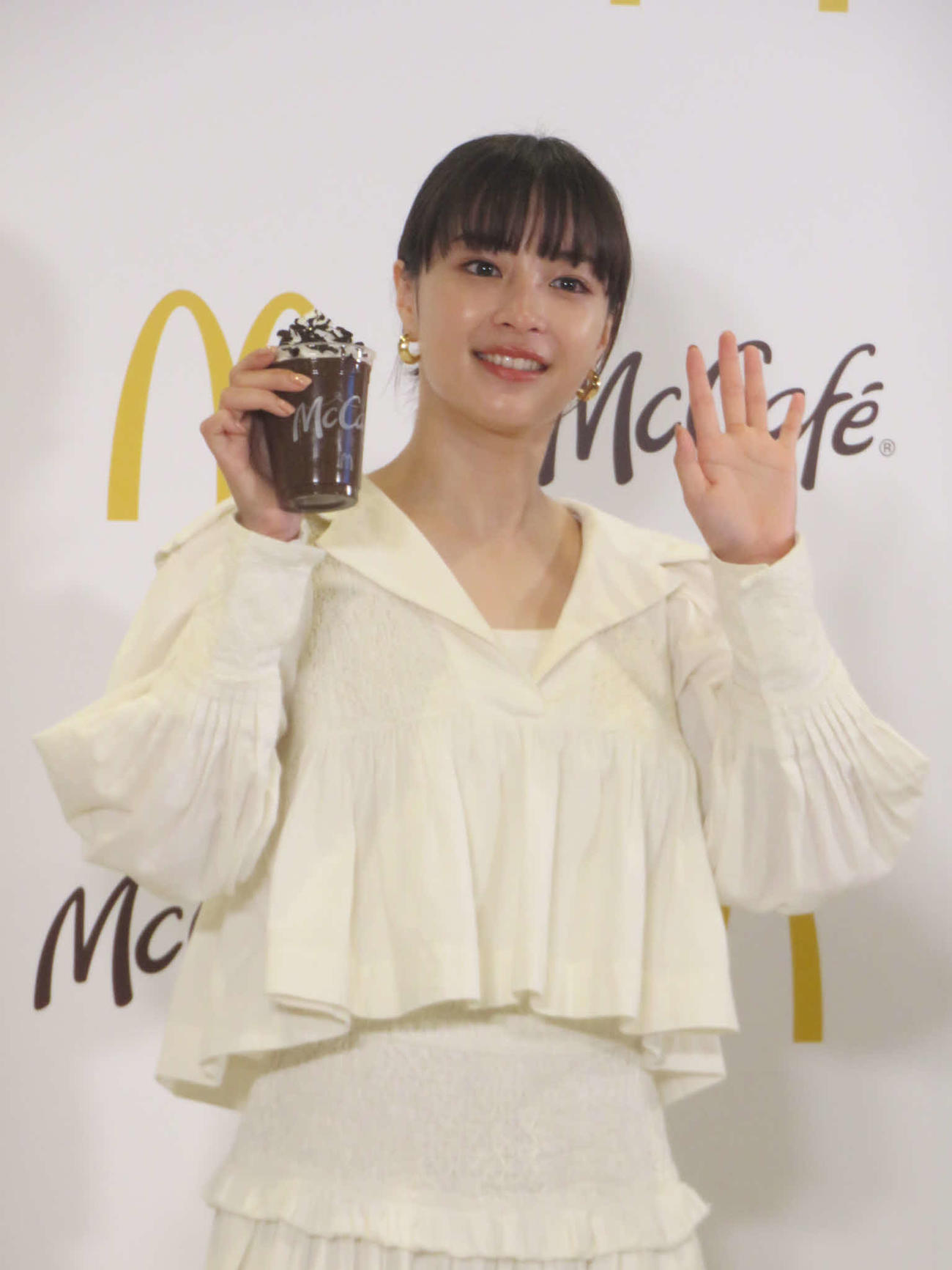 マックカフェのフラッペを手にする広瀬すず