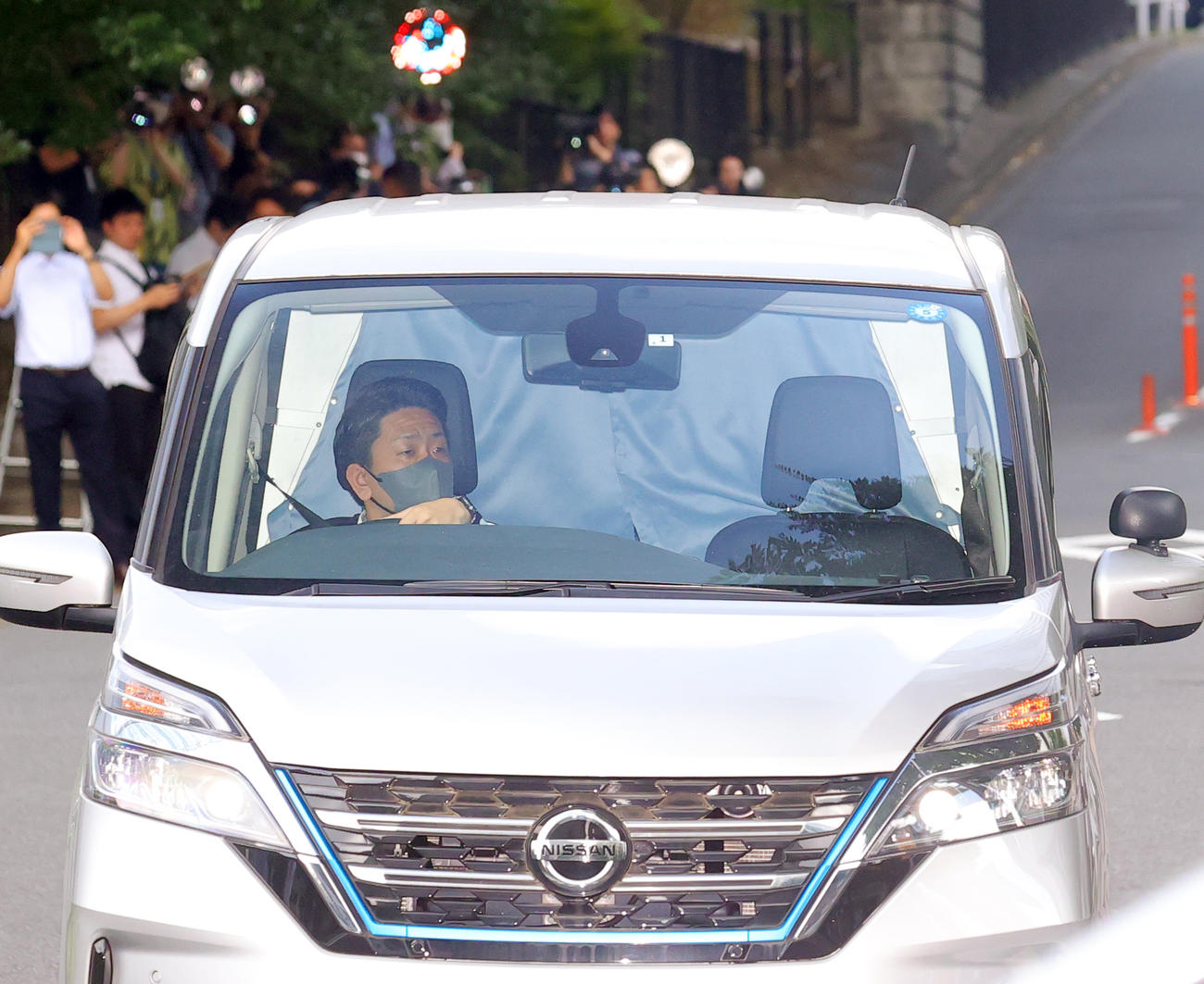 原宿署から送検される市川猿之助容疑者を乗せた車（撮影・野上伸悟）