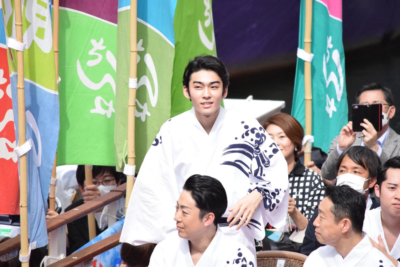 船乗り込みを行った市川染五郎（撮影・阪口孝志）
