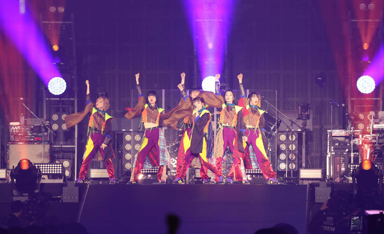 東京ドームで解散ライブをおこなったBiSH（撮影・丹羽敏通）