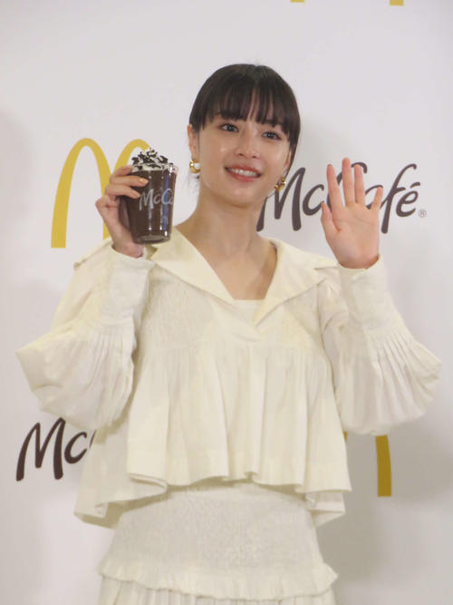 マックカフェのフラッペを手にする広瀬すず