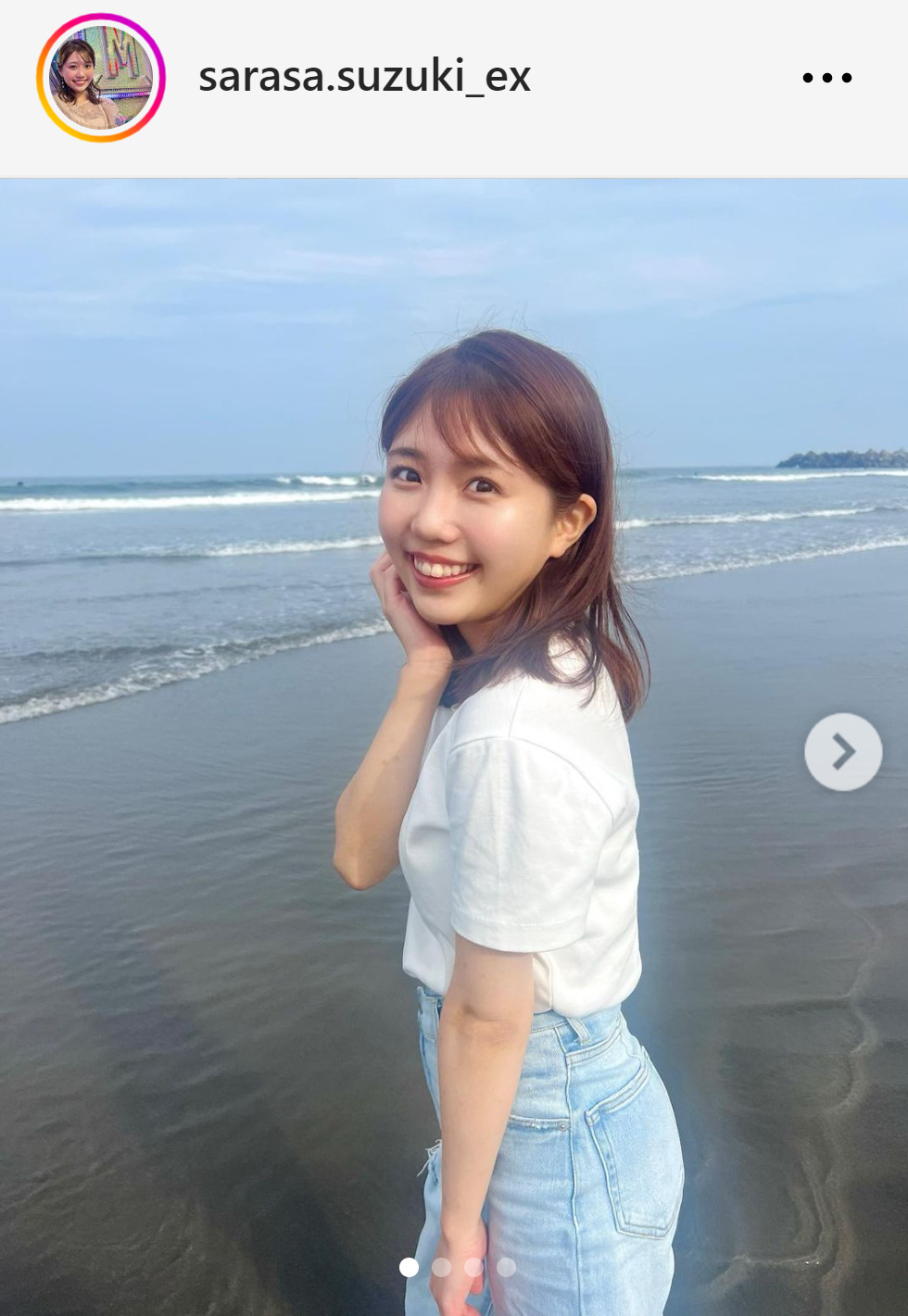 海で満面の笑みを見せる鈴木新彩アナ（鈴木新彩アナのインスタグラムから）