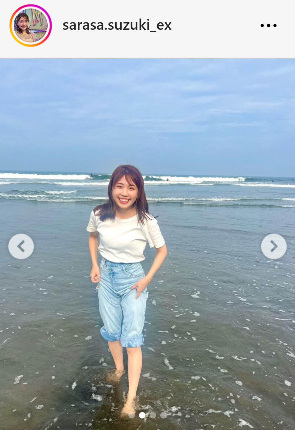 海ではしゃぐ鈴木新彩アナ（鈴木新彩アナのインスタグラムから）