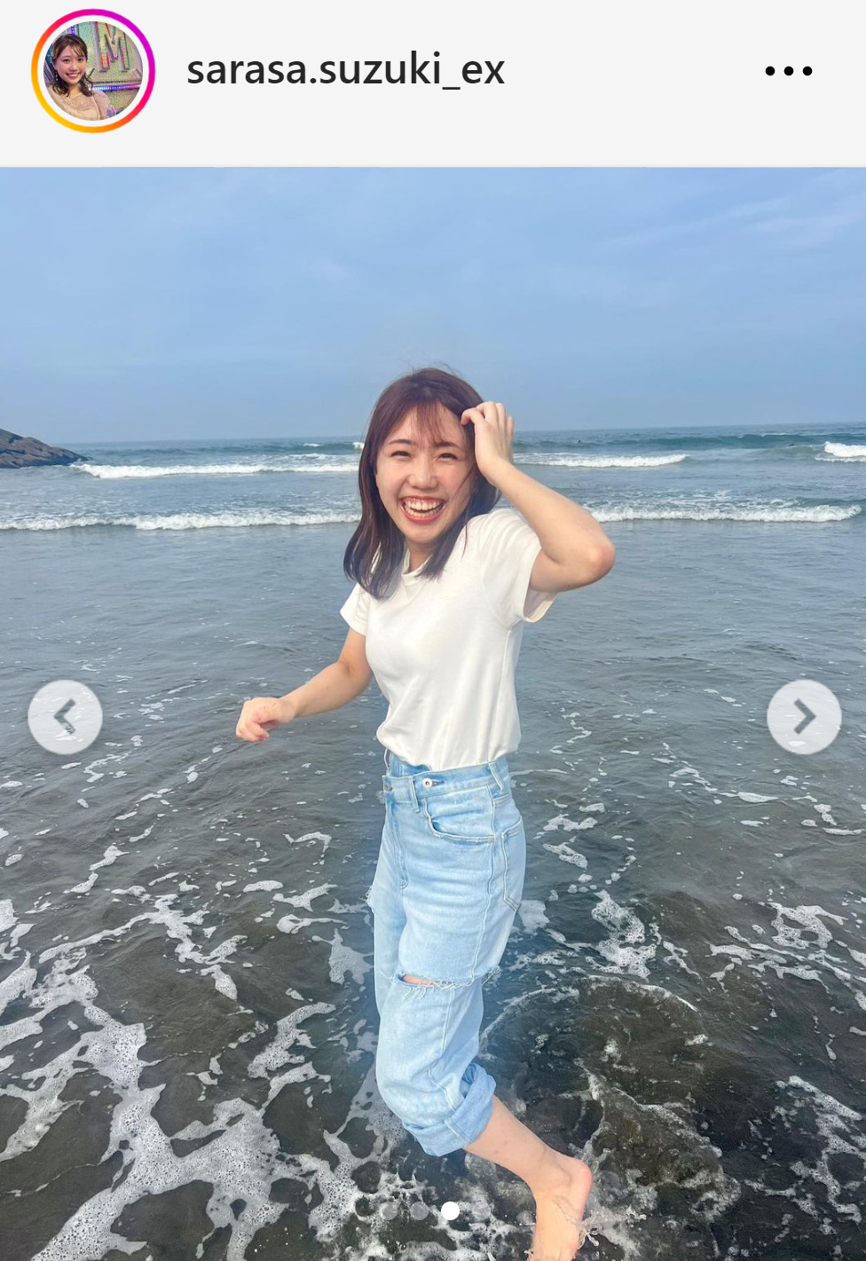 海ではしゃぐ鈴木新彩アナ（鈴木新彩アナのインスタグラムから）