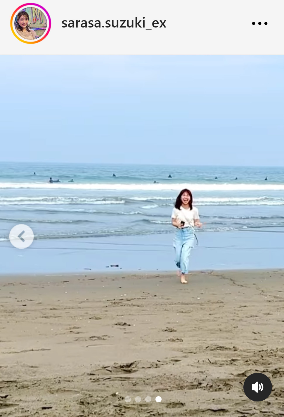 浜辺に向かってダッシュする鈴木新彩アナ（鈴木新彩アナのインスタグラムから）
