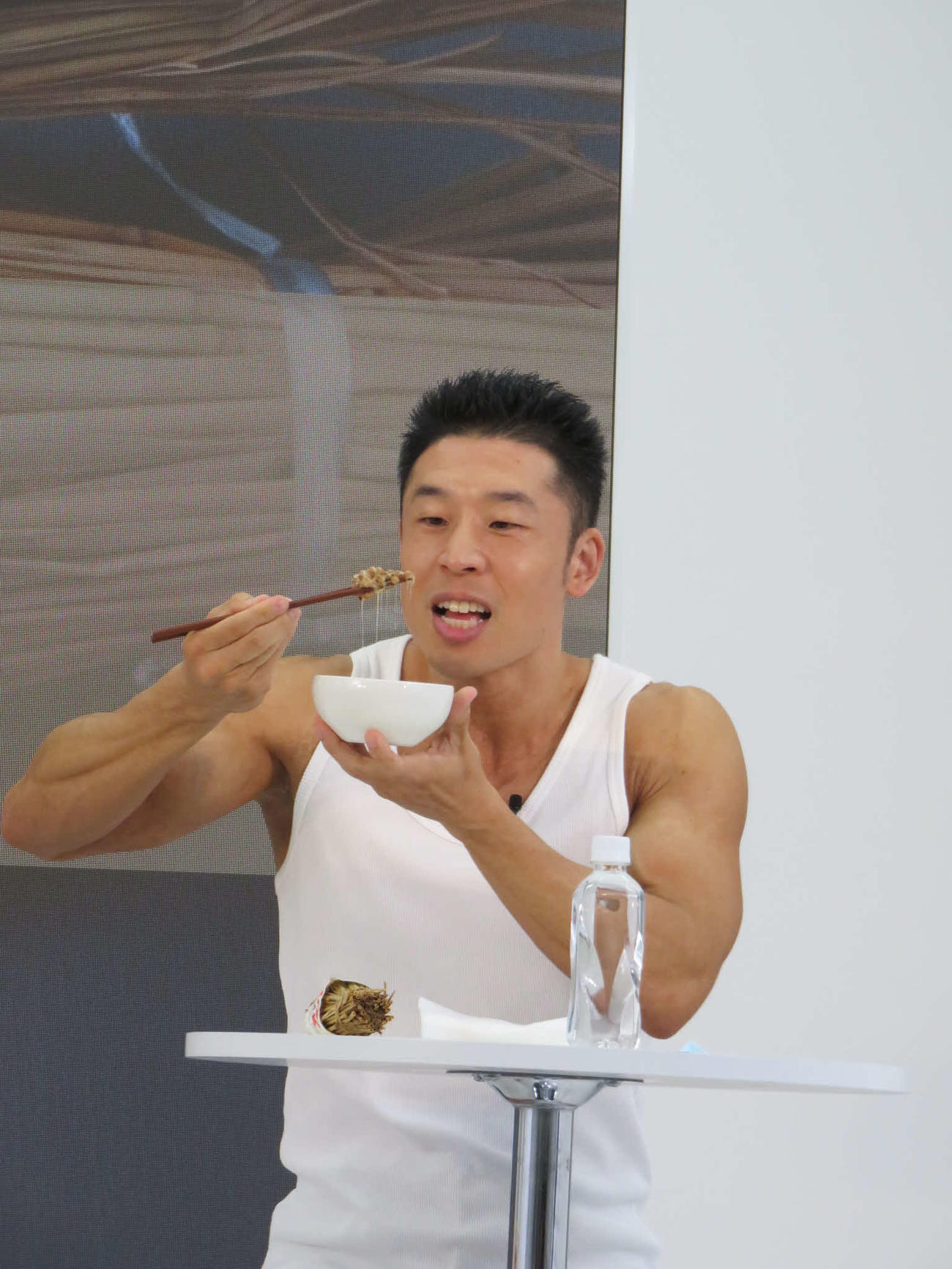 茨城県の納豆PRイベントに出席したなかやまきんに君