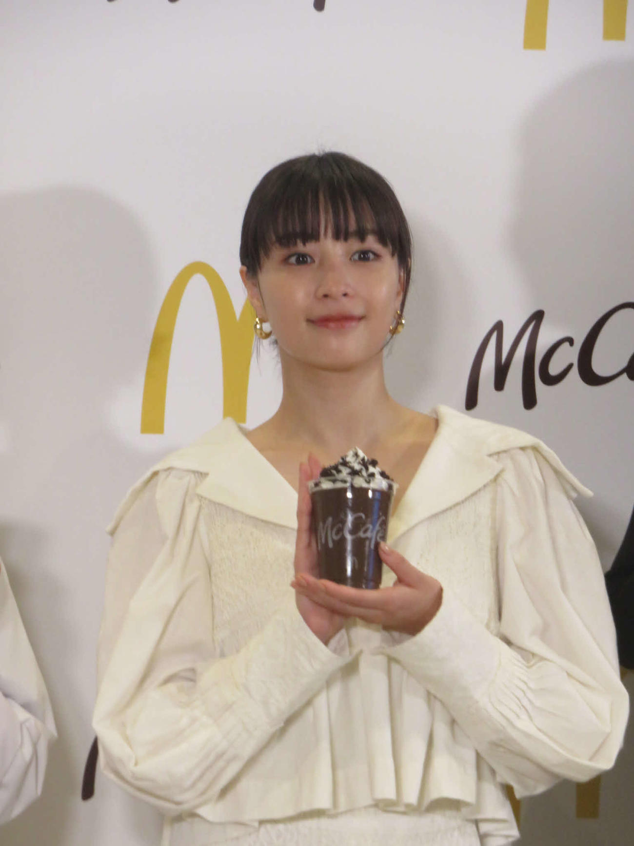 マックカフェのフラッペを手にする広瀬すず