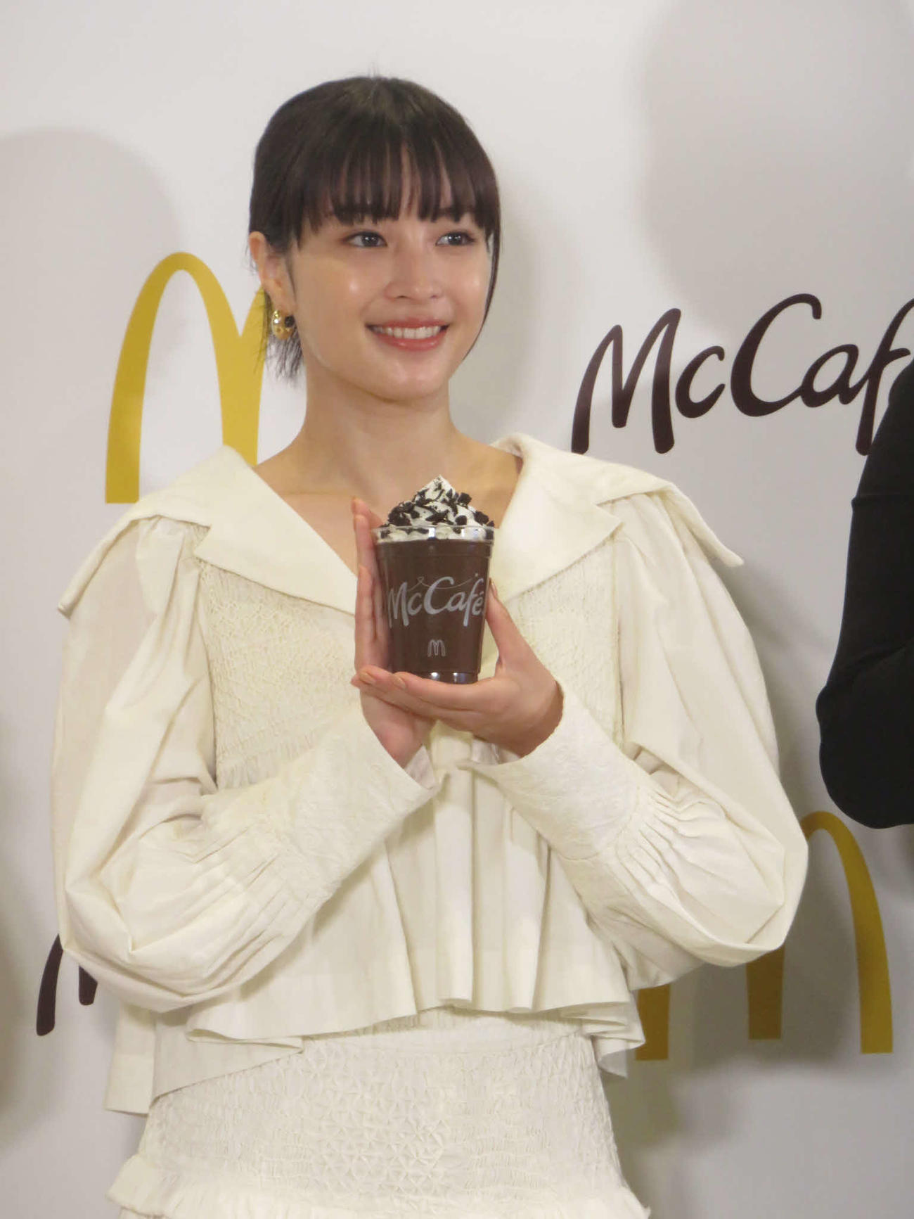 マックカフェのフラッペを手にする広瀬すず