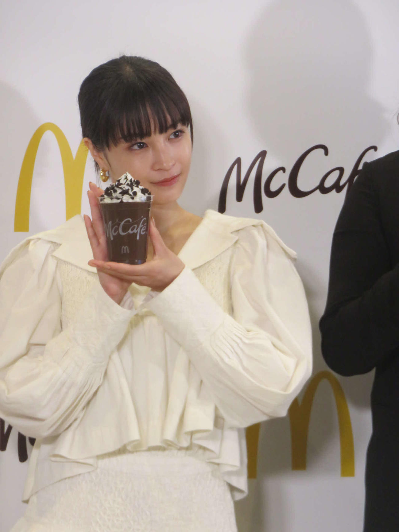 マックカフェのフラッペを手にする広瀬すず