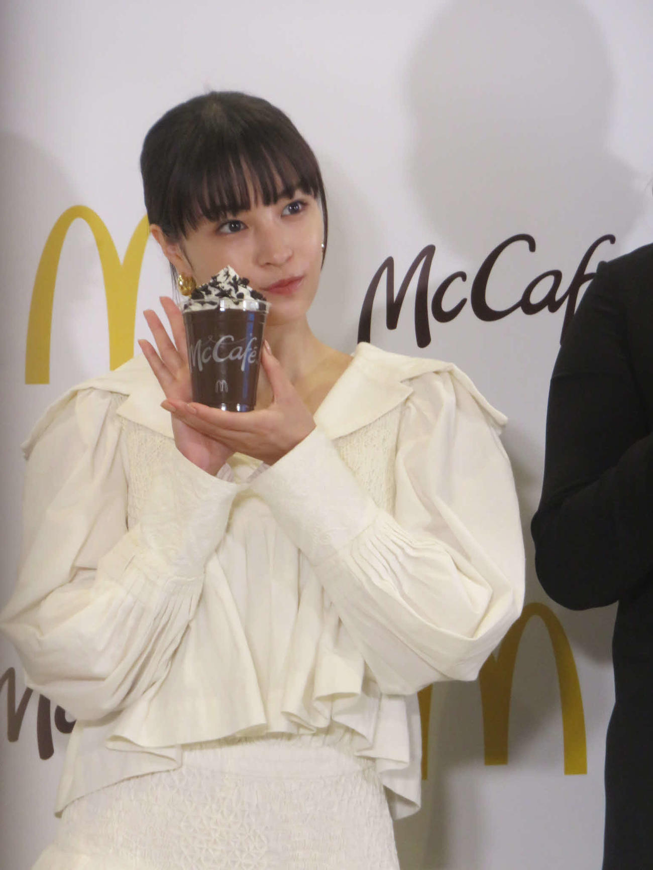 マックカフェのフラッペを手にする広瀬すず
