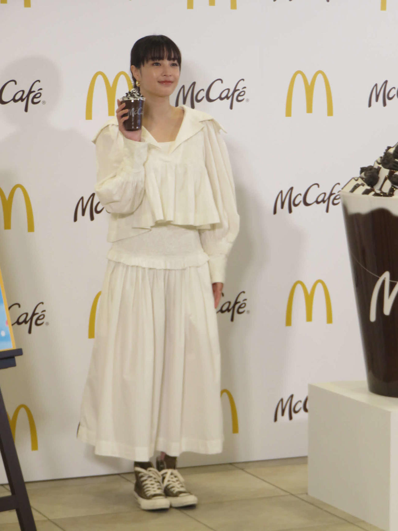 マックカフェのフラッペを手にする広瀬すず