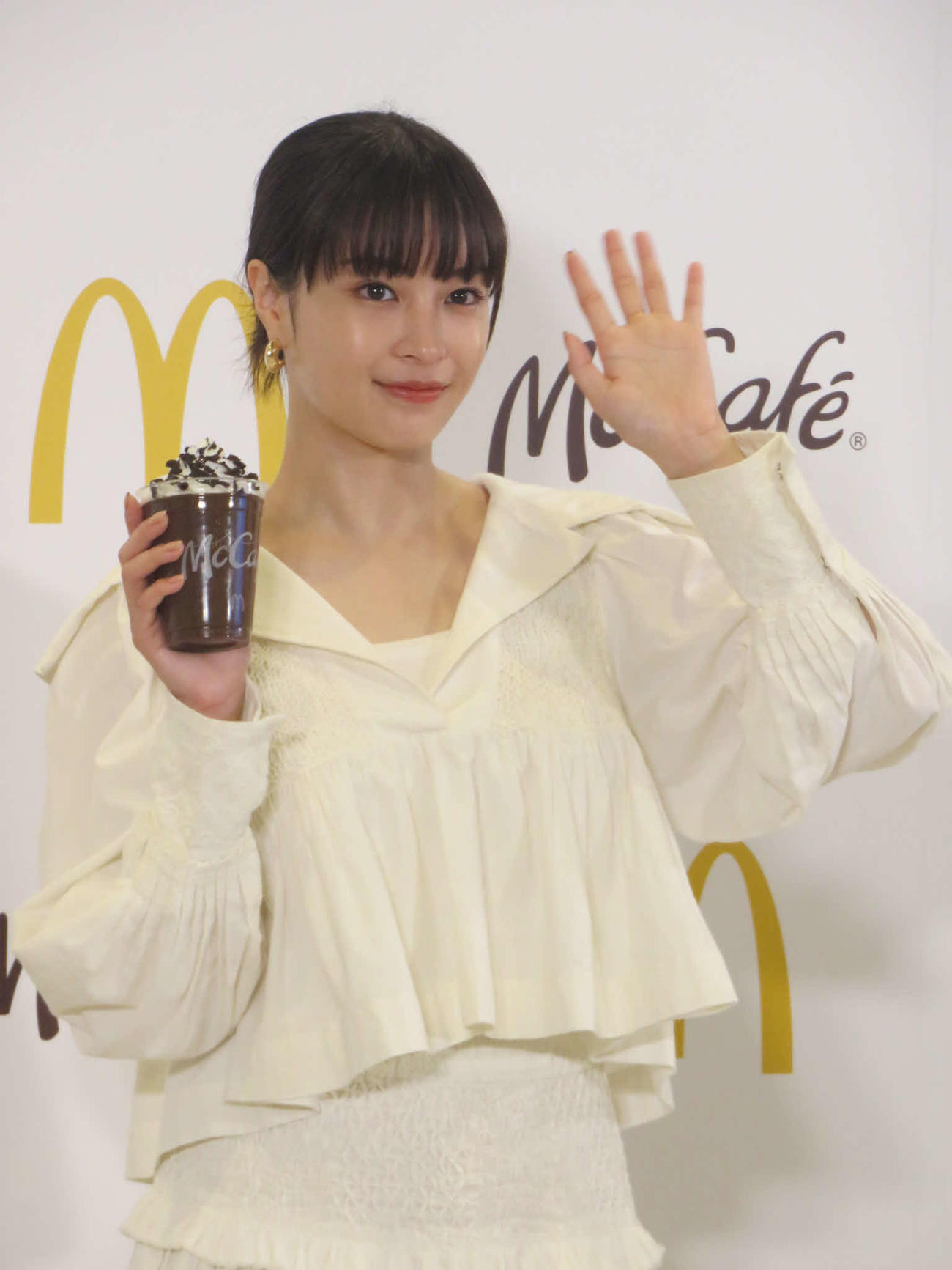 マックカフェのフラッペを手にする広瀬すず