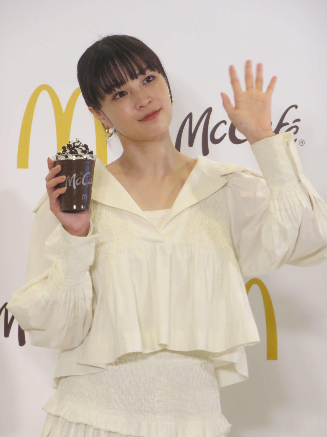 マックカフェのフラッペを手にする広瀬すず