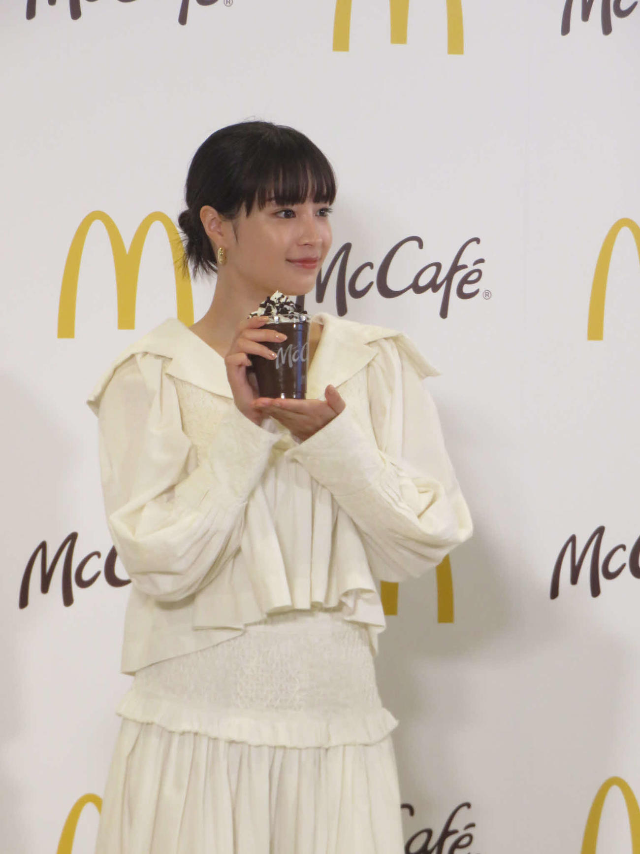 マックカフェのフラッペを手にする広瀬すず