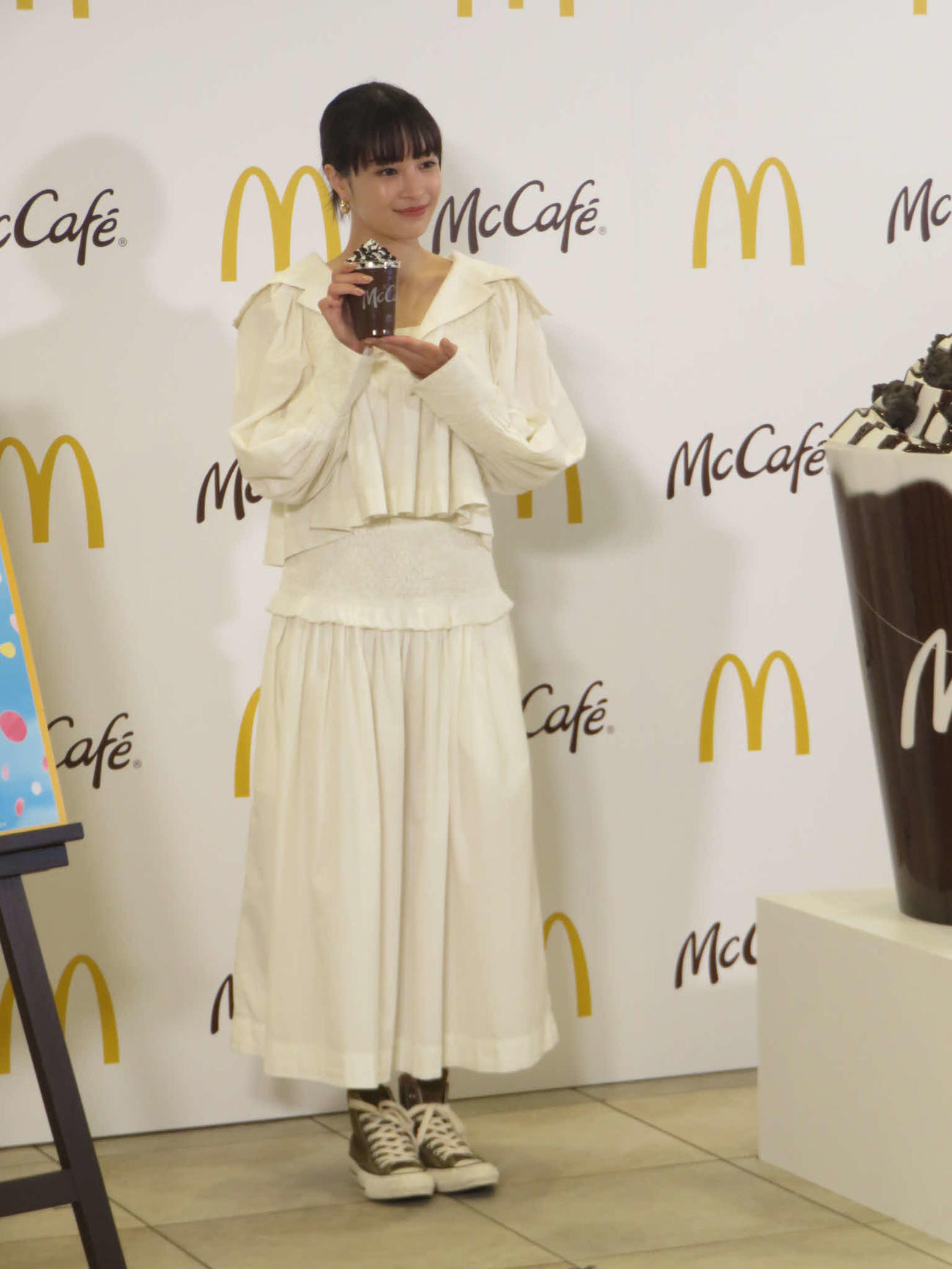 マックカフェのフラッペを手にする広瀬すず