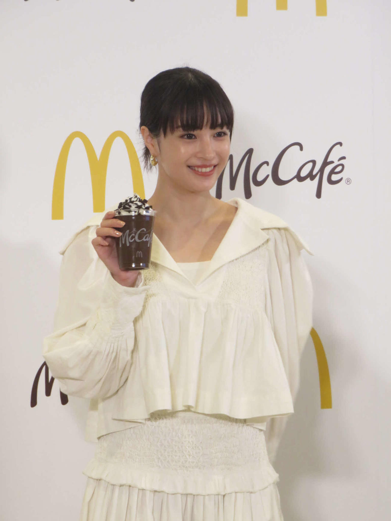 マックカフェのフラッペを手にする広瀬すず