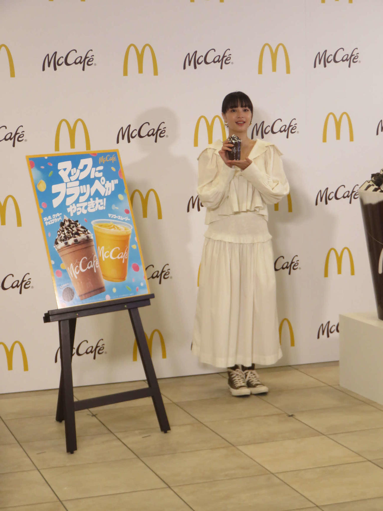 マックカフェのフラッペを手にする広瀬すず