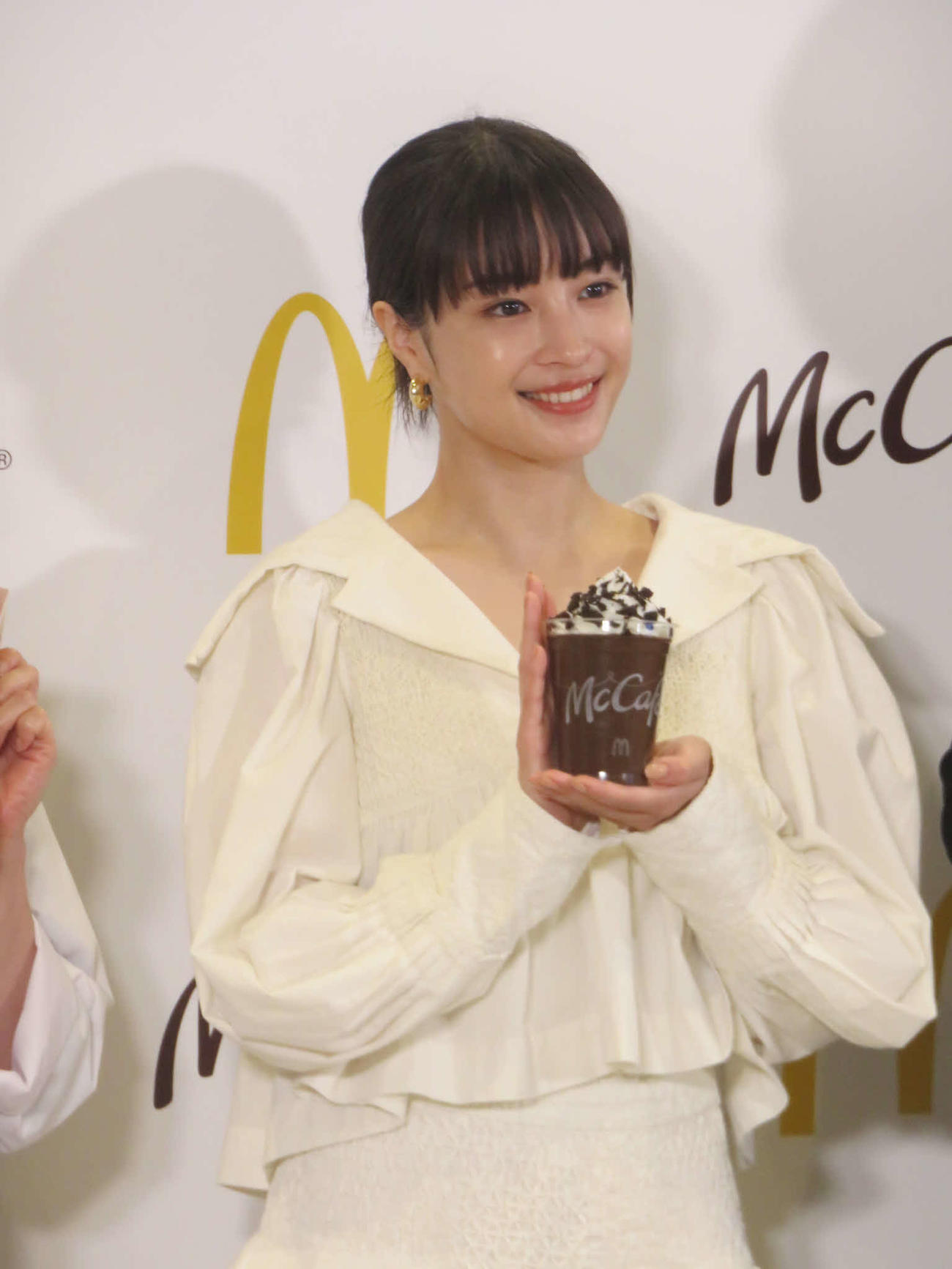 マックカフェのフラッペを手にする広瀬すず